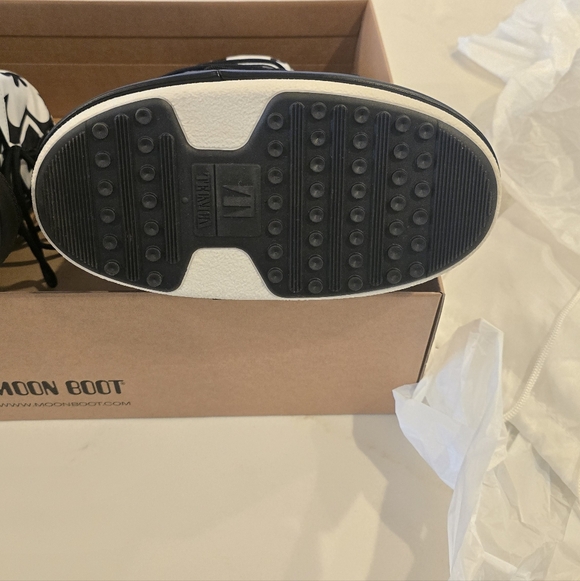 Moon Boot Icon Flower Moon Boots Floral Boots Black White Flowers - Picture 16 of 16